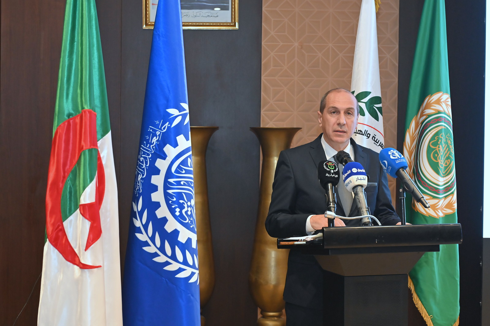 Participation aux travaux du colloque arabe sur « Les techniques de l'intelligence artificielle et l'avenir des compétences humaines »